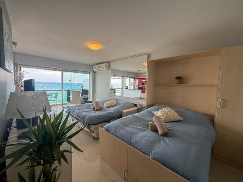Ένα ή περισσότερα κρεβάτια σε δωμάτιο στο Beautiful beachfront apartment