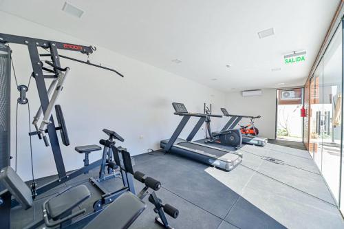 Imagen de la galería de Elegant 2-bedroom space with a pool, gym, and free parking, en Luque
