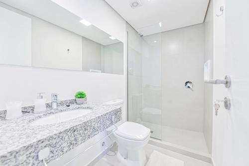 Imagen de la galería de Elegant 2-bedroom space with a pool, gym, and free parking, en Luque