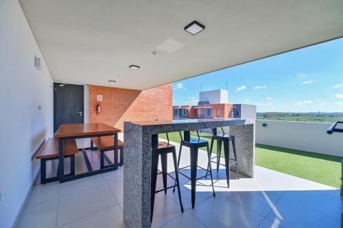Imagen de la galería de Elegant 2-bedroom space with a pool, gym, and free parking, en Luque