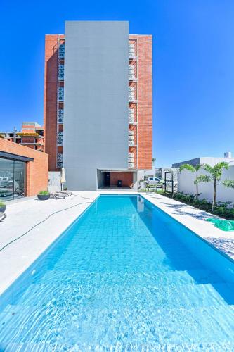 Imagen de la galería de Elegant 2-bedroom space with a pool, gym, and free parking, en Luque