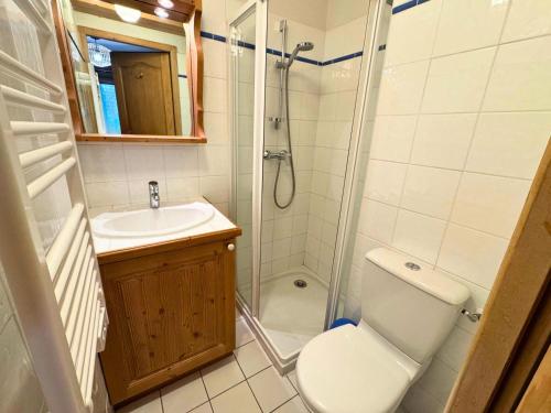 ein Badezimmer mit Dusche, Toilette und Waschbecken in der Unterkunft Les Chalets Du Doron - Bel appartement proche des Menuires MAE-6184 in Praranger