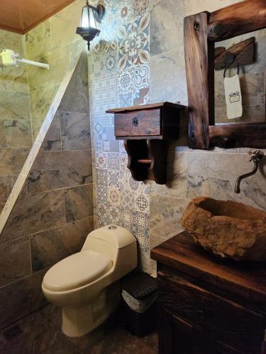 a bathroom with a toilet and a sink at Finca QUINTA SAN JUAN in El Reposo