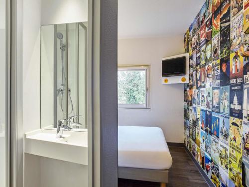 a bathroom with a sink and a mirror at hotelF1 Genève Saint Julien en Genevois in Viry