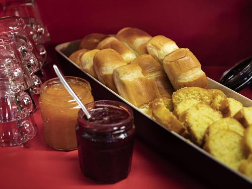 a tray of bagels and sauce on a table at hotelF1 Villepinte Parc des Expositions in Villepinte