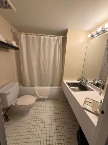 a bathroom with a toilet and a sink at Motel Au Bercail in Temiscaming