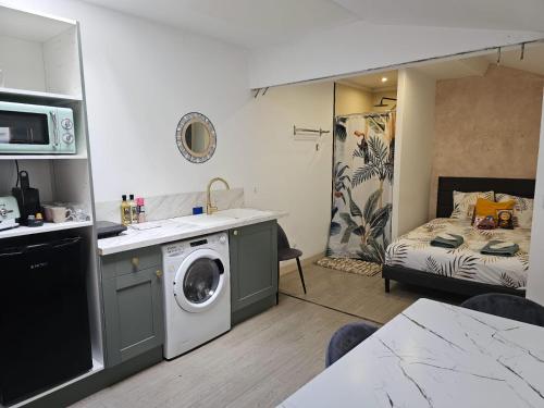 Giường trong phòng chung tại Cosy 50m2 moderne avec terrasse, spa et sauna communs, à 2 pas de la Place Dalton