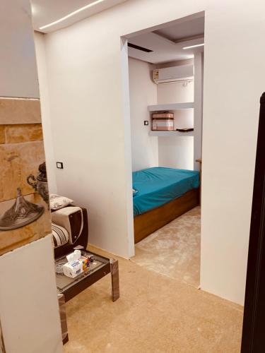 Ένα ή περισσότερα κρεβάτια σε δωμάτιο στο بن صالح للاستديوهات والشقق المفروشة
