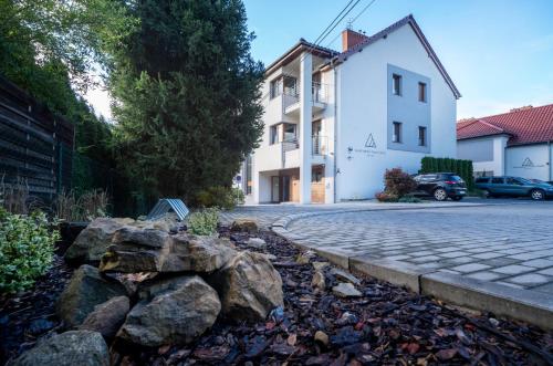 a stone walkway in front of a white building at Apartamenty Nowy Zdrój in Polanica-Zdrój
