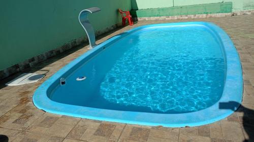 einen großen blauen Whirlpool auf einer Terrasse in der Unterkunft casa verde hospedaria in Goiás