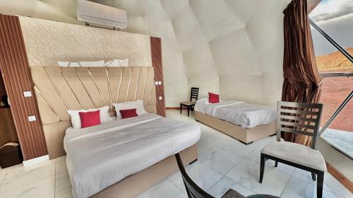 Ένα ή περισσότερα κρεβάτια σε δωμάτιο στο WADI RUM OLIVIA LUXURY CAMP & tour