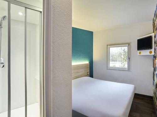 a small room with a bed and a window at hotelF1 Béziers Est in Béziers