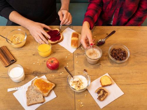 a person is making food on a wooden table at hotelF1 Le Mans Nord in Saint-Saturnin