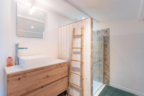 a bathroom with a sink and a shower at Gite El Camino in LʼHerbergement