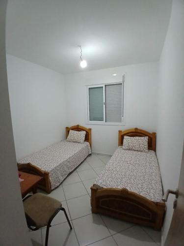 Una cama o camas en una habitación de Asilah