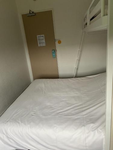 Postel nebo postele na pokoji v ubytování Hôtel F1 Verdun