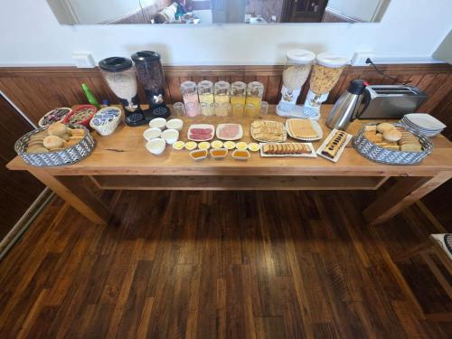 uma mesa com diferentes tipos de comida em Hostal PATAGONICA em Puerto Natales