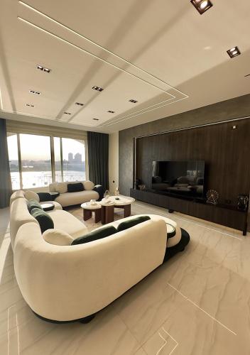 Luxury 3 Master Bedrooms Nile& Pyramids open View