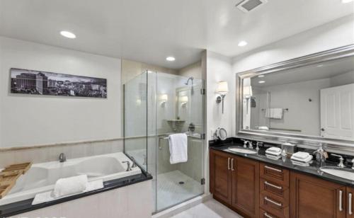 Ένα μπάνιο στο The Wildcard Suite at MGM Signature Tower 3