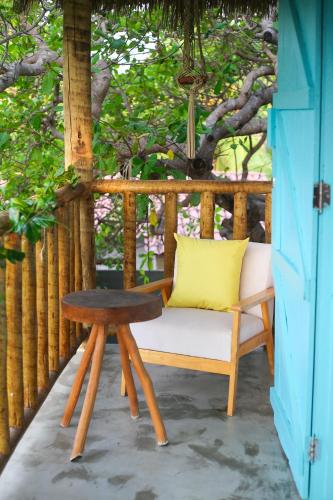a bench and a table on a porch at Casa Peroá Pousada in Icaraí