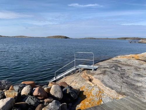 a boat on the edge of a large body of water at Seaside Serenity in Mollosund-By Traum in Mollösund