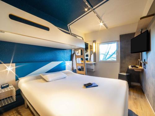 Ένα ή περισσότερα κρεβάτια σε δωμάτιο στο ibis budget Sucy en Brie