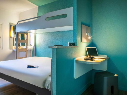 Ένα ή περισσότερα κρεβάτια σε δωμάτιο στο ibis budget Sucy en Brie