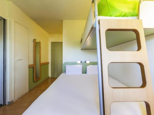 a room with a bed and a bunk bed at Ibis Budget St Gratien - Enghien-Les-Bains in Saint-Gratien