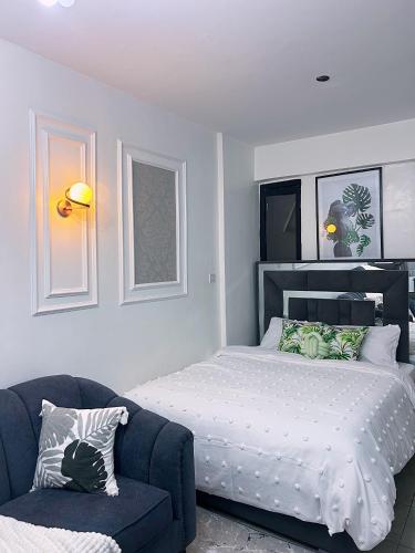 Un dormitorio con una cama y un sofá azul. en Shamzluxury, en Nairobi