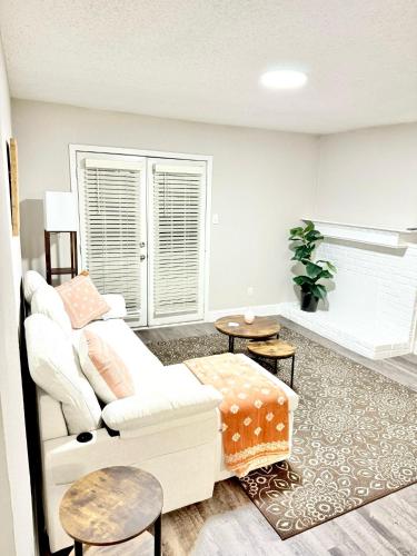 a living room with a white couch and a table at Quiet Quarter 1Br1Ba by Dallas north tollway and Med in Addison