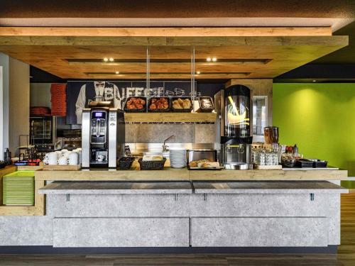 Una cocina con una encimera con comida encima. en Ibis budget Saint-Étienne stade, en Saint-Étienne