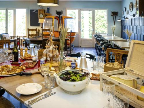 a table with plates of food on top of it at greet hôtel Annecy Cran-Gevrier by Accor in Annecy