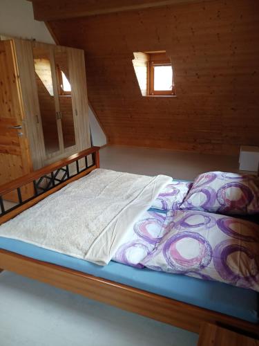 a bedroom with a bed in a wooden cabin at Aureus Fons, Ganzes Haus, Altstadt 160 m, 24h Selbst-Check-in, Wi-Fi in Höchstadt an der Aisch