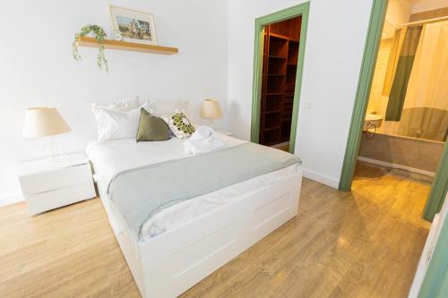 een slaapkamer met een wit bed en een badkamer bij Casa JOY in Casablanca
