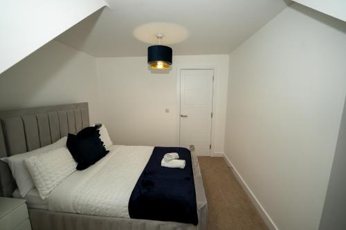 a bedroom with a bed with a black and white blanket at Chapel Waters Sleeps 6 with Private Parking in Lower Bradway