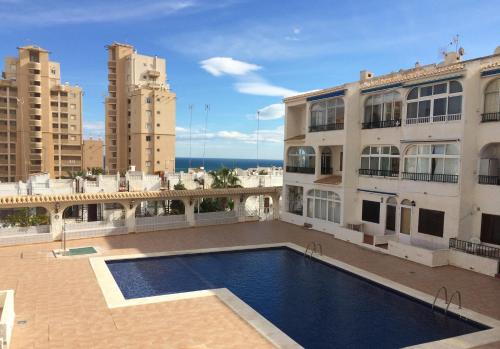 Apartamentos con piscina y vistas al mar-La Mata