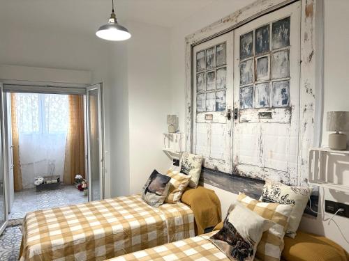 a living room with two beds and a window at Casa 1931 Breakfast Gratis in Valladolid