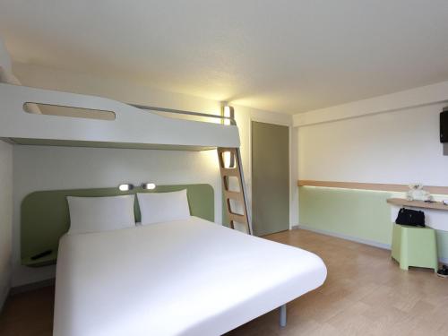Ένα ή περισσότερα κρεβάτια σε δωμάτιο στο IBIS Budget Tarbes