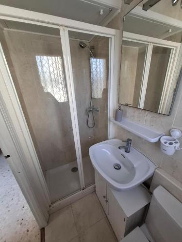 a white bathroom with a sink and a shower at RETIRO V - Los Quesitos in Denia