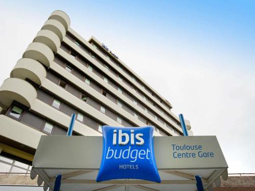 a building with aubs budget sign in front of a building at ibis budget Toulouse Centre Gare in Toulouse