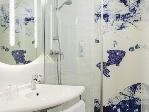 a bathroom with a sink and a shower at ibis budget Paris Porte de Bercy in Charenton-le-Pont