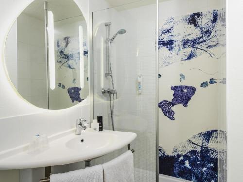 a bathroom with a sink and a shower at ibis budget Paris Porte de Bercy in Charenton-le-Pont