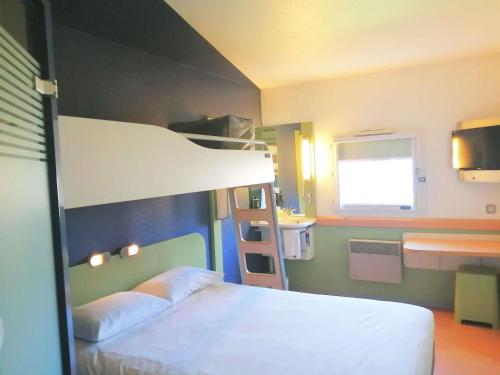 a bedroom with a bunk bed with a ladder and a bunk beduggest at ibis budget Poitiers Sud in Poitiers