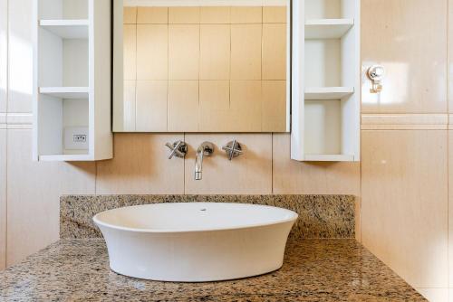 Koupelna v ubytování Refúgio com piscina, lareira e conforto, 1h de SP