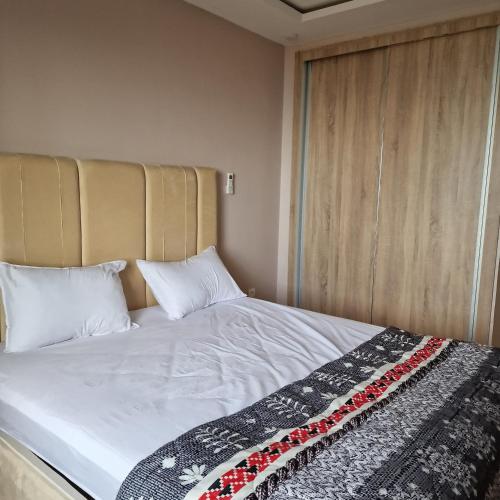'Aïn TayaにあるCozy appartement VUE SUR MER à ain taya algerのベッド1台(枕2つ、毛布付)