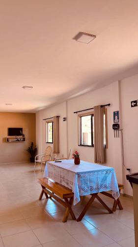 Μια τηλεόραση ή/και κέντρο ψυχαγωγίας στο Hostel Araras Beach