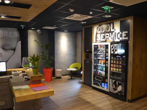 an office with a sodaastery with a soda service machine at ibis budget Paris Porte de Vanves in Vanves