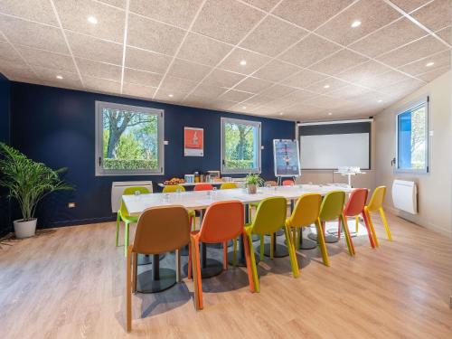 a classroom with a large table and chairs at ibis budget Caen Mondeville in Mondeville