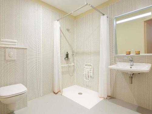 a bathroom with a shower and a toilet and a sink at ibis budget Antony Massy rénové 2024 in Antony