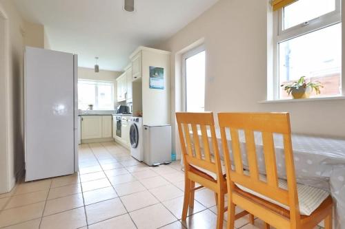 una cucina con tavolo, 2 sedie e frigorifero di Master bedroom with en-suite a Navan